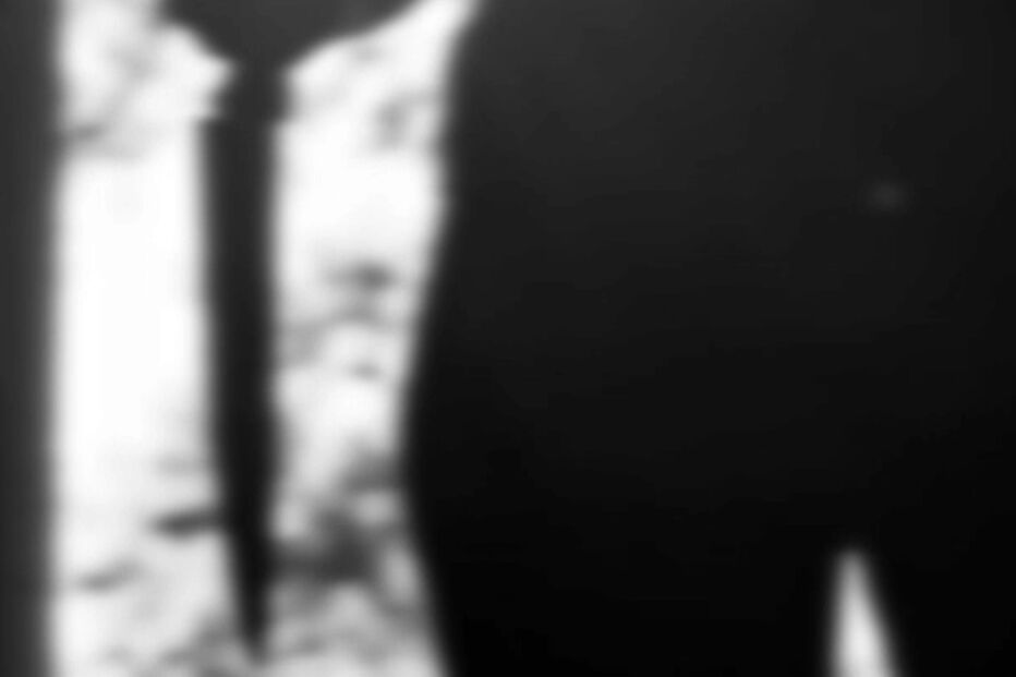 Falso cliente esfaqueia e viola agente imobiliária em casa à venda