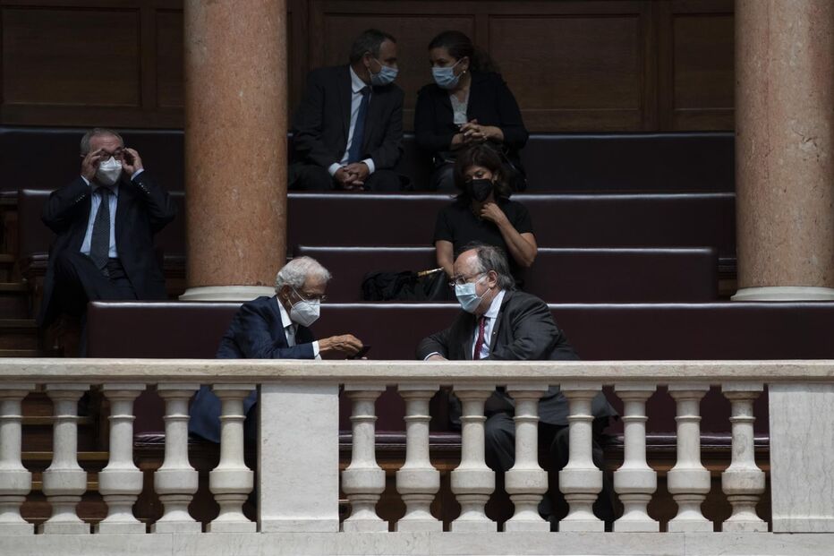 Jorge Sampaio recordado em homenagem no parlamento. Maria José Ritta, viúva do ex-Presidente, e o filho, André Sampaio, assistiram à cerimónia