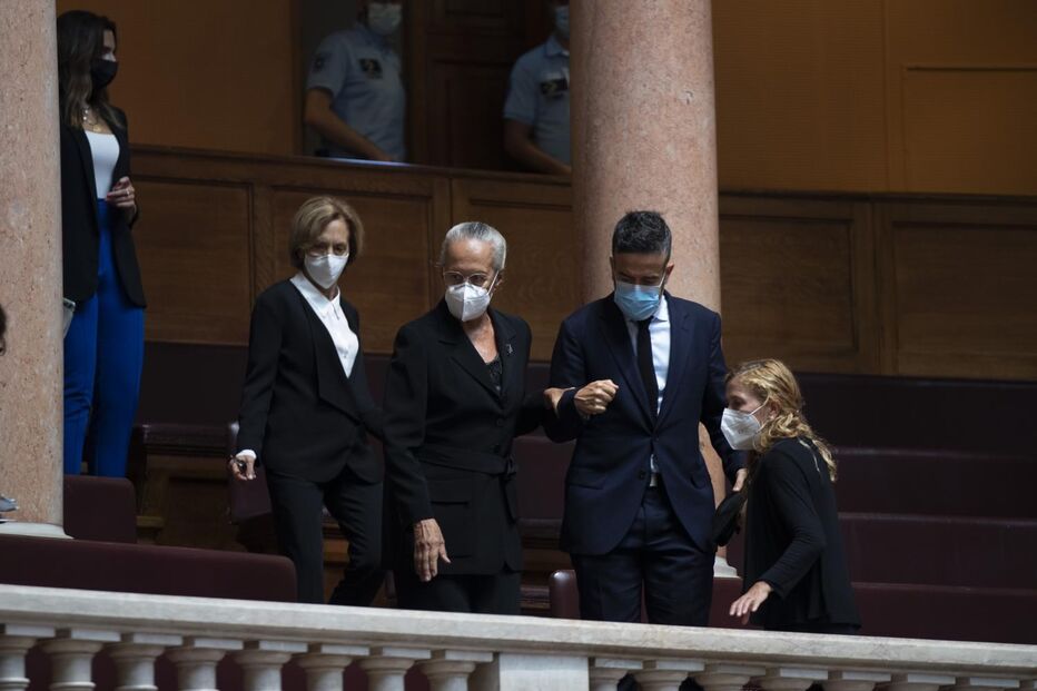 Jorge Sampaio recordado em homenagem no parlamento. Maria José Ritta, viúva do ex-Presidente, e o filho, André Sampaio, assistiram à cerimónia