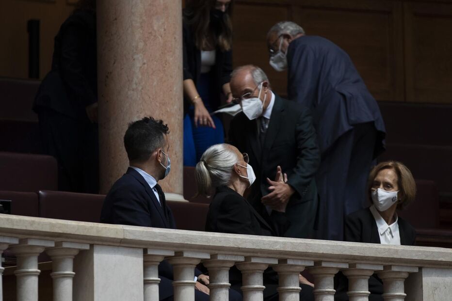 Jorge Sampaio recordado em homenagem no parlamento. Maria José Ritta, viúva do ex-Presidente, e o filho, André Sampaio, assistiram à cerimónia