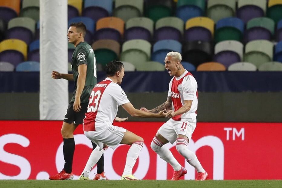 2021-09-15_20_11_30 Jogadores do Ajax celebram golo vs Sporting.jpg