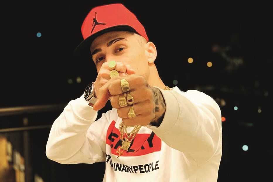 Mota Jr a ostentar peças em ouro que levaram ao homicídio. Objetivo dos criminosos foi roubar o ouro e o dinheiro