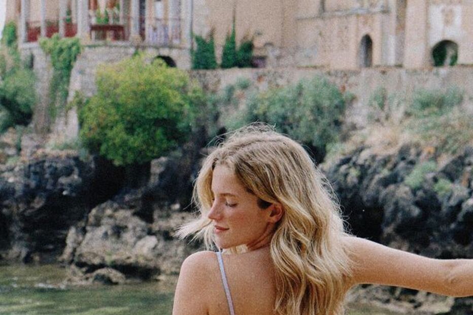 Júlia Palha fez publicidade a um biquíni onde exibiu as suas formas sensuais nas redes sociais. Registo fotográfico rendeu elogios por parte dos fãs 