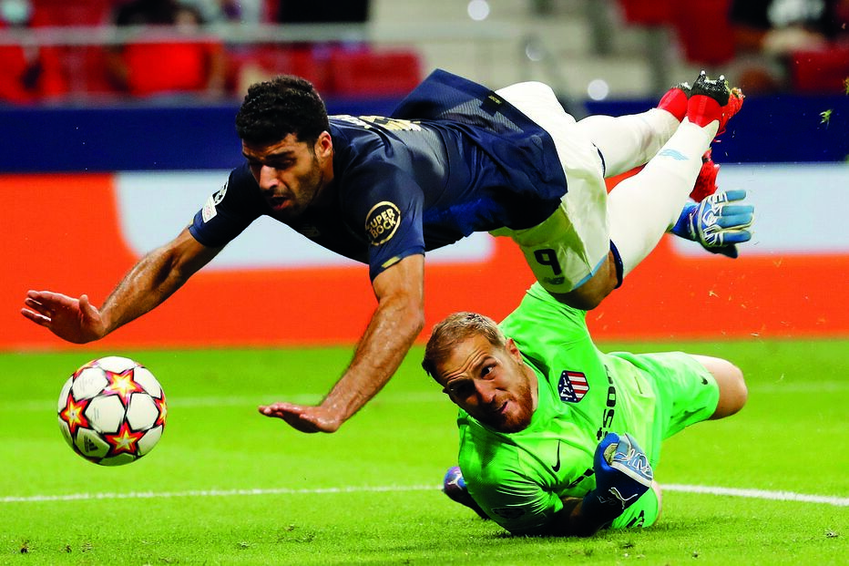 Taremi marcou mas na queda raspou com a mão direita na bola e o VAR anulou o golo 