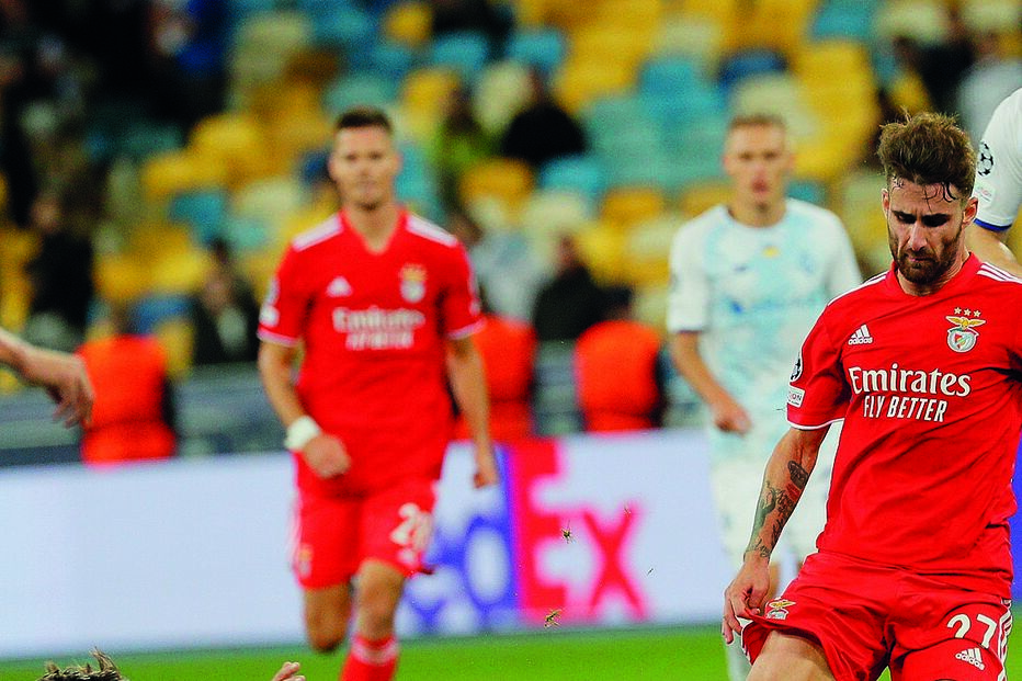 Momento em que Rafa é atingido na perna esquerda, no jogo de Kiev 