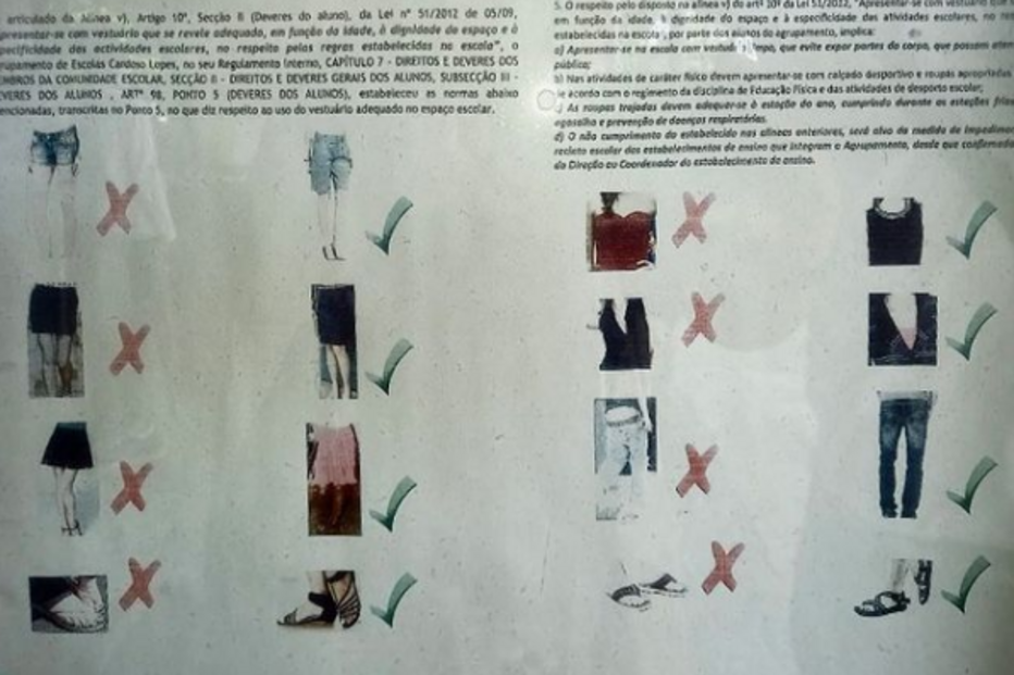 Cartaz à porta da escola