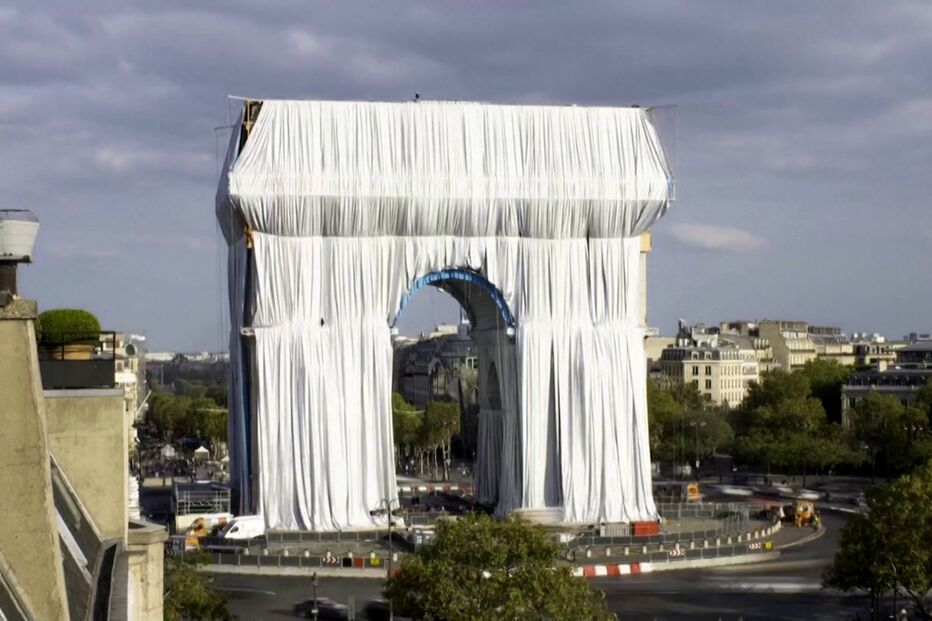 Arco do Triunfo em Paris embrulhado? Sim, e é arte