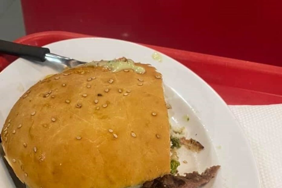 Mulher encontra dedo humano em hambúrguer que estava a comer no restaurante