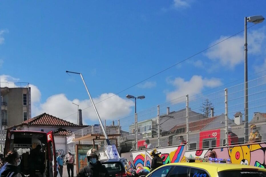 Condutor despista-se e atropela mulher em Algueirão-Mem Martins