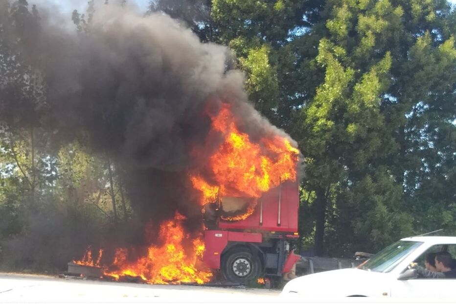 Camião totalmente destruído