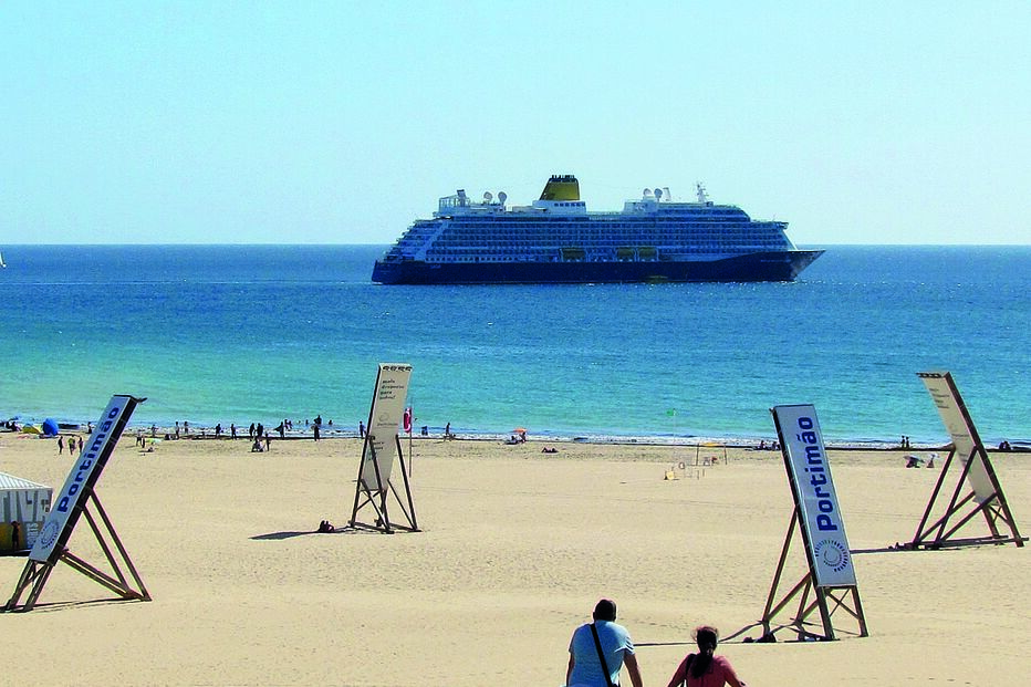 Navio ficou este sábado fundeado ao largo da costa, devido a limitações do porto