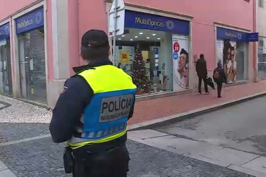 Chefe da polícia fardado roubado com facada junto à PSP de Moscavide