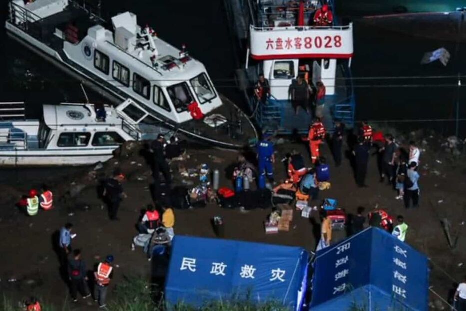 Pelo menos oito pessoas morreram e sete estão desaparecidas em naufrágio na China