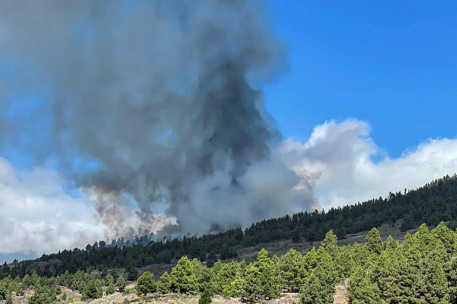 2021-09-19_15_46_30 2021-09-19T144428Z_721502302_RC22TP9PJVCA_RTRMADP_3_SPAIN-VOLCANO-ERUPTION.JPG