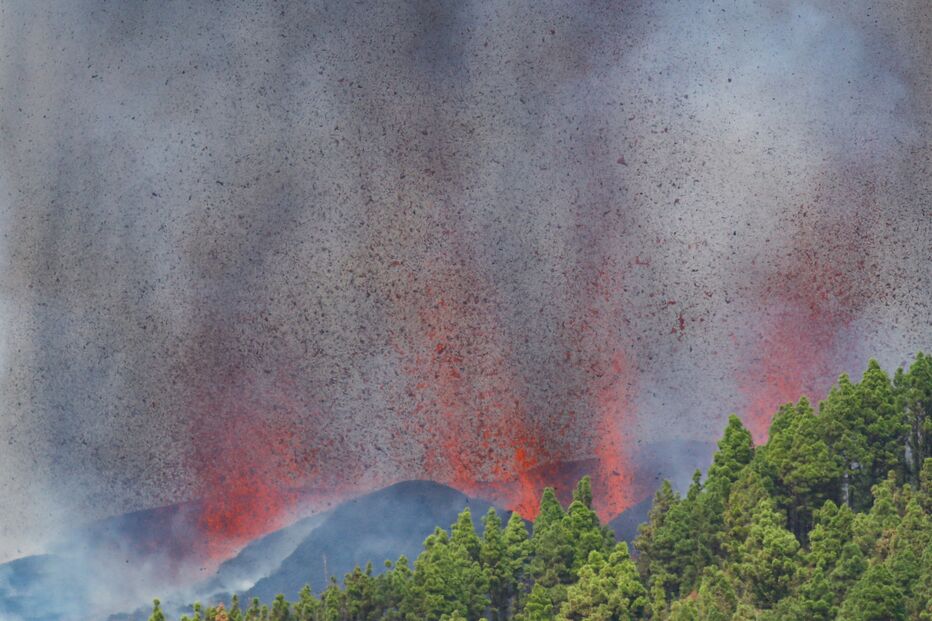 Lava e fumo, após erupção do vulcão Cumbre Vieja, em Espanha