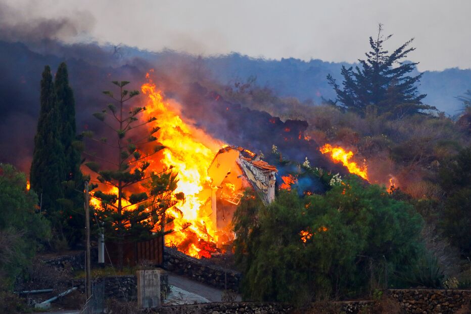 Lava destrói casas após erupção de vulcão em La Palma, nas Canárias