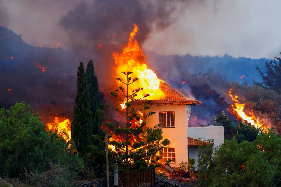 Lava destrói casas após erupção de vulcão em La Palma, nas Canárias