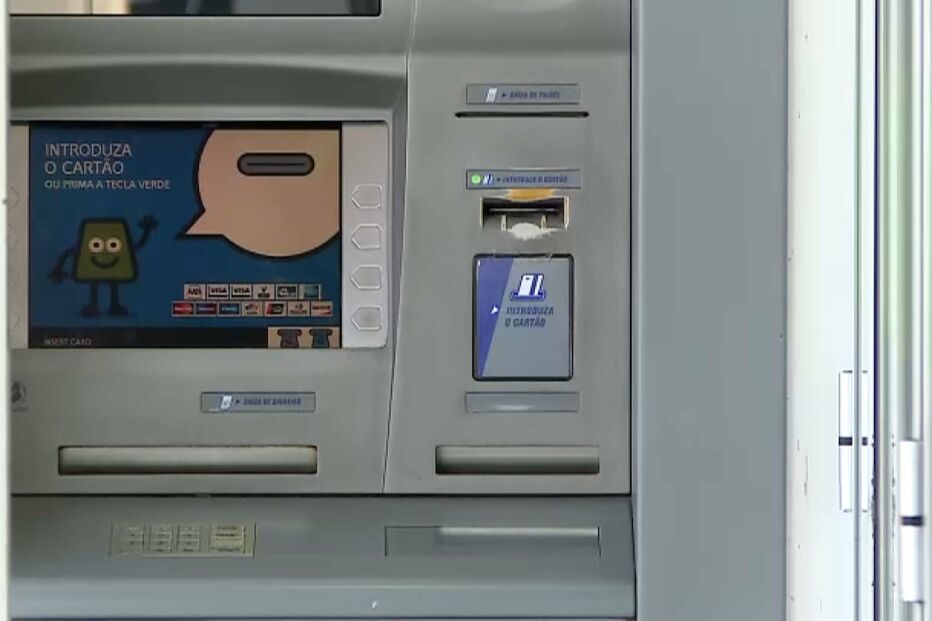 Clientes assistem em pânico a roubo em caixa de multibanco em Famalicão