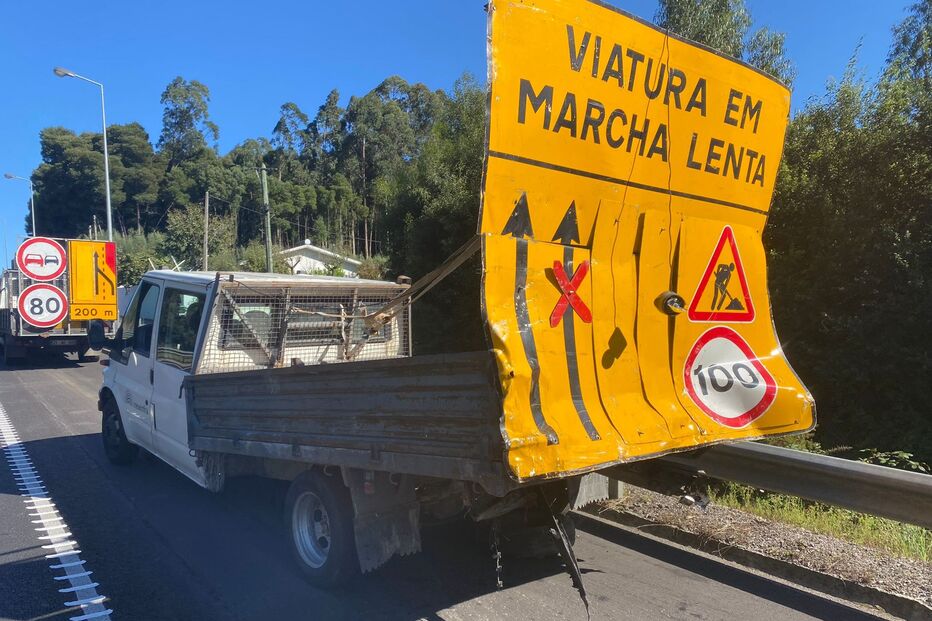 Dois feridos em colisão entre dois carros na A41 em Espinho
