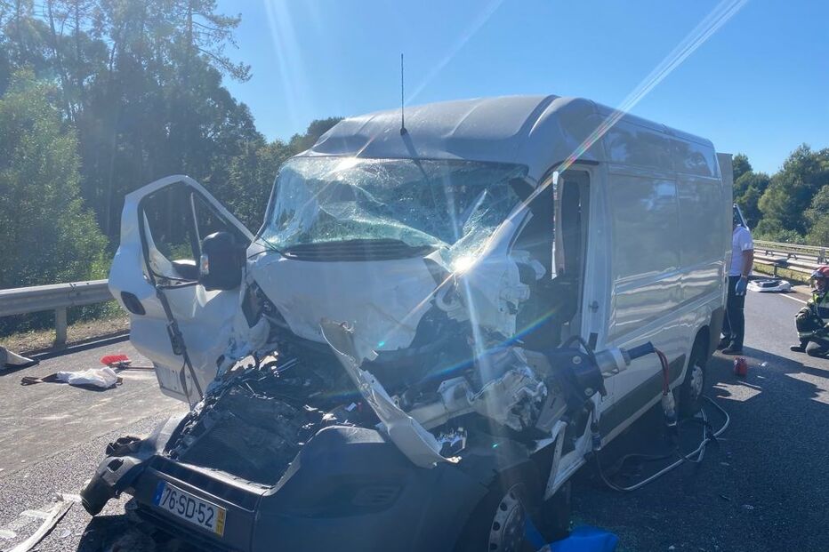 Dois feridos em colisão entre dois carros na A41 em Espinho