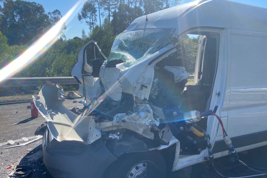 Dois feridos em colisão entre dois carros na A41 em Espinho