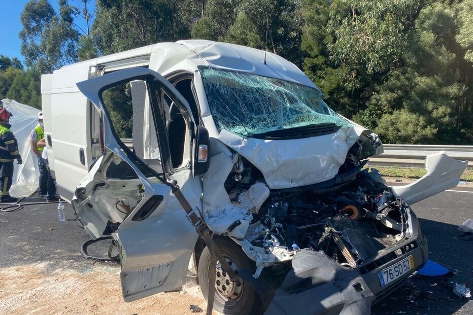 Dois feridos em colisão entre dois carros na A41 em Espinho
