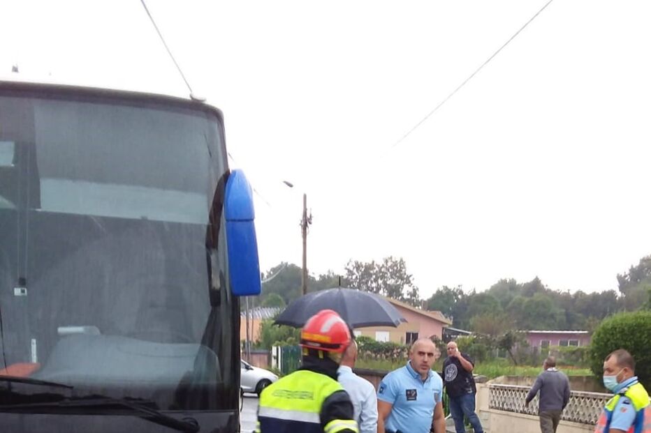Violenta colisão entre carro e autocarro em Espinho