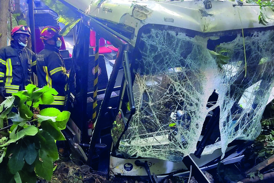 Autocarro caiu em ravina, em Loures