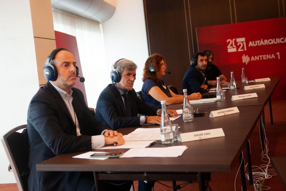 António Fonseca, (na segunda cadeira), candidato do Chega à presidência da Câmara do Porto