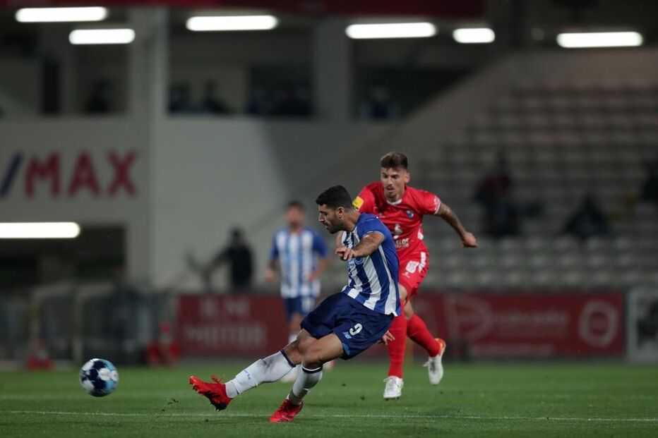 Mehdi Taremi, do FC Porto (esquerda) marca golo no jogo contra o Gil Vicente durante a partida da 7.ª jornada da Liga Bwin