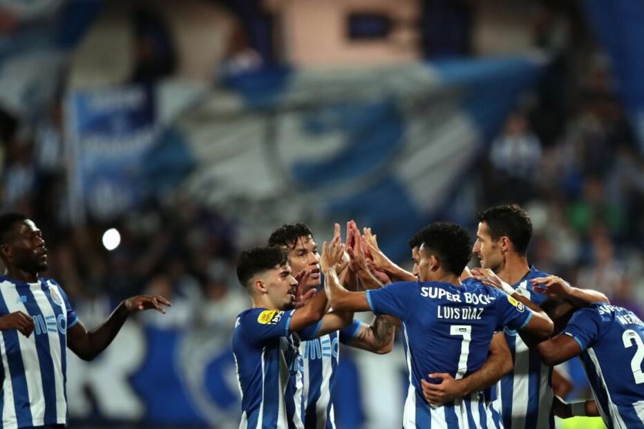 Jogadores do FC Porto celebram o golo de Mehdi Taremi no jogo frente ao Gil Vicente durante a partida da 7.ª jornada da Liga Bwin