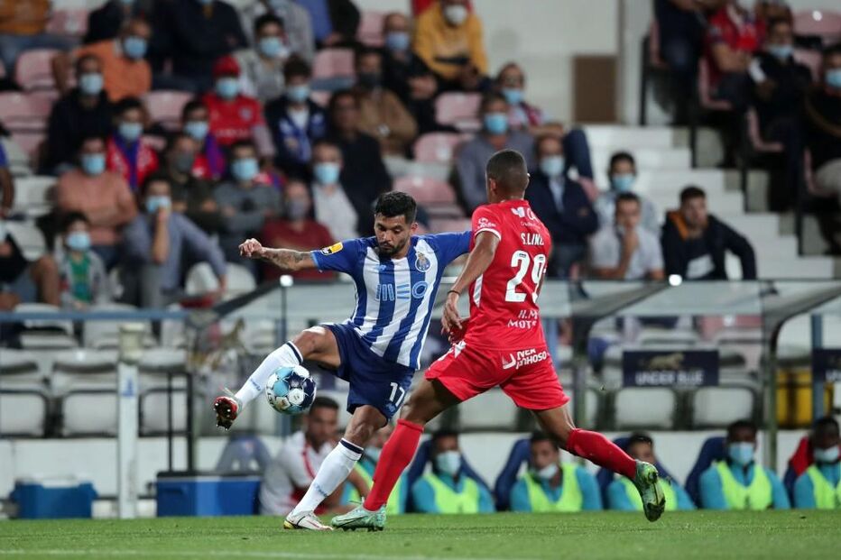 Samuel Lino (esquerda), do Gil Vicente marca um golo frente ao FC Porto