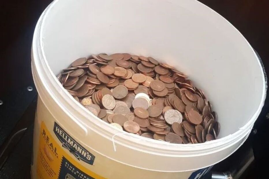 Patrão paga salário a ex-funcionário em balde de maionese