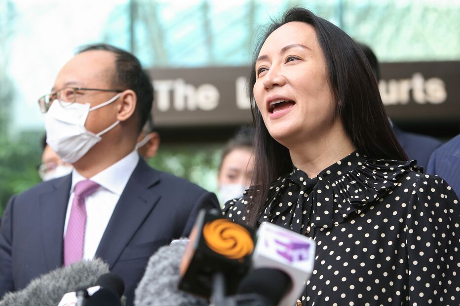 Meng Wanzhou, diretora financeira da Huawei, fala aos jornalistas à saída do Supremo Tribunal
