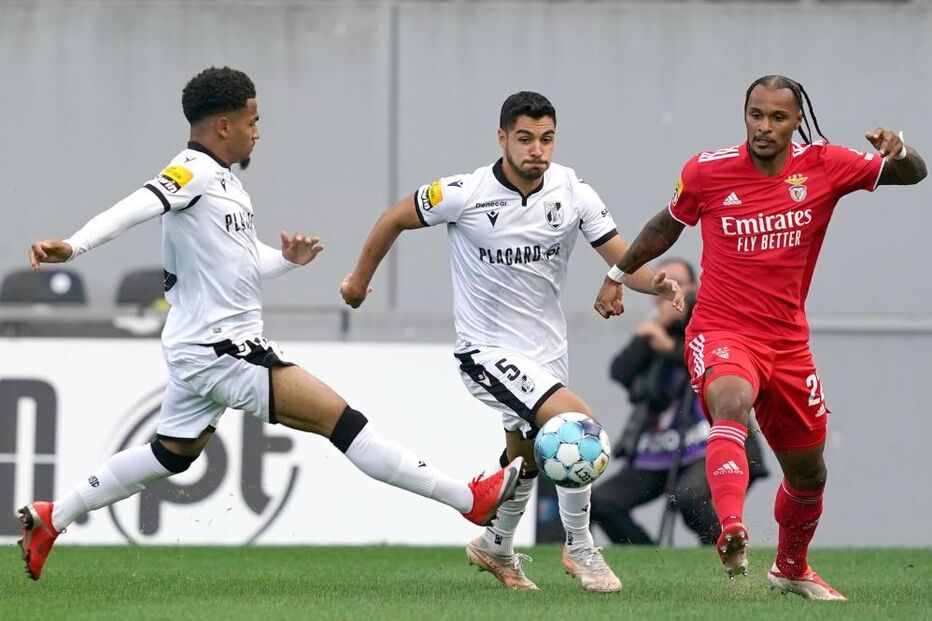 Rafa Soares (E), do Vitória de Guimarães em ação contra o jogador do Benfica Valentino Lazaro (R)