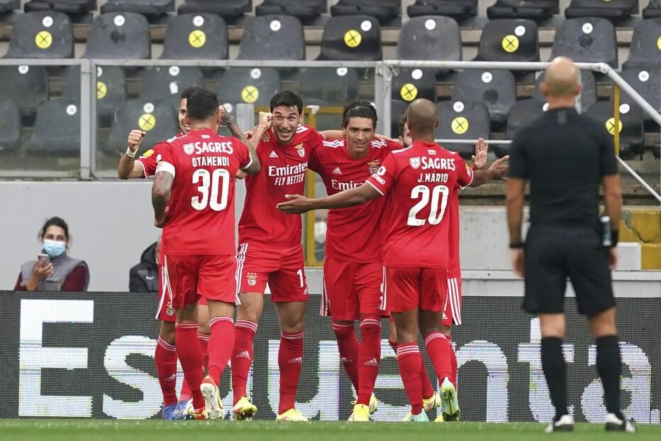 Yaremchuk (2-esquerda), do Benfica celebra após marcar o primeiro golo do jogo frente ao Vitória de Guimarães