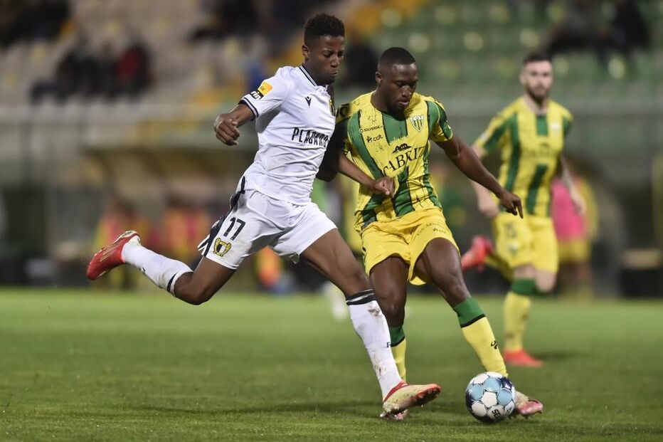 Jogador do CD Tondela Modibo Sagnan (C) disputa a bola com o jogador do FC Famalicão Simon Banza (E), durante o jogo da Primeira Liga