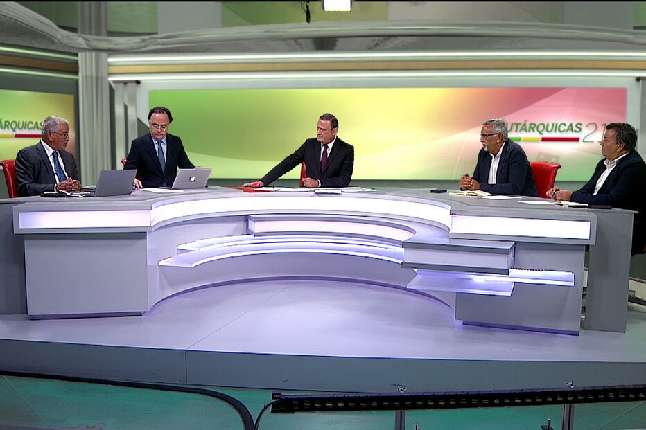 José Carlos Castro com o painel de comentadores durante emissão especial