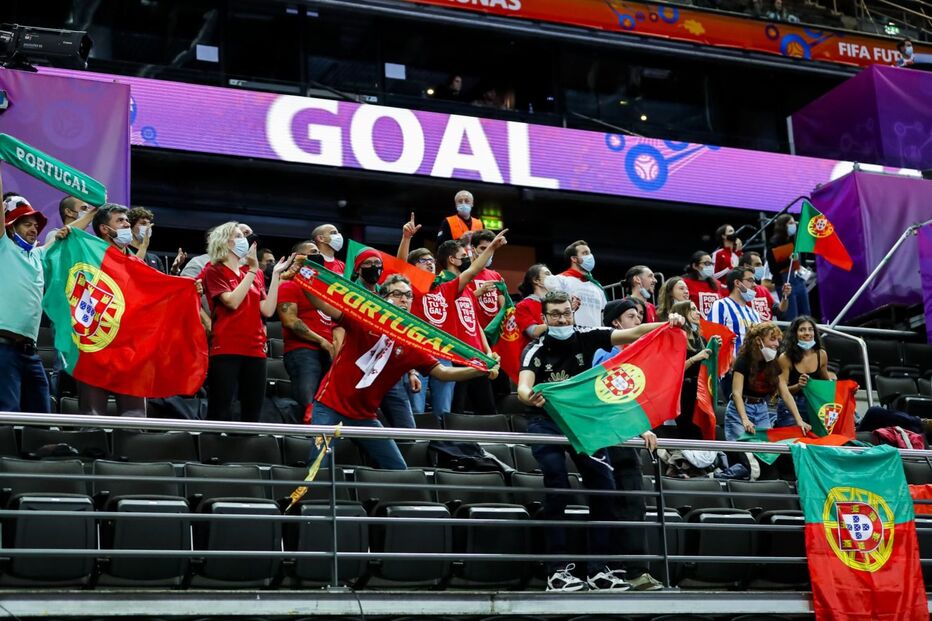 Adeptos portugueses no apoio à Seleção de futsal