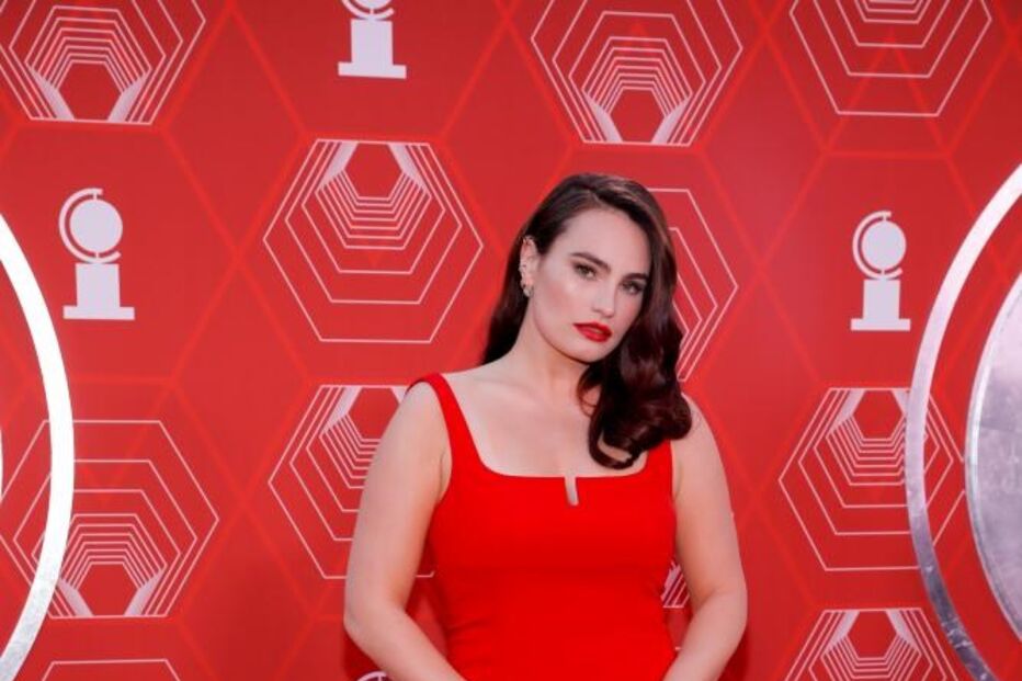 Kathryn Gallagher de vermelho