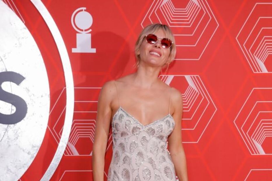 Sienna Miller divertida