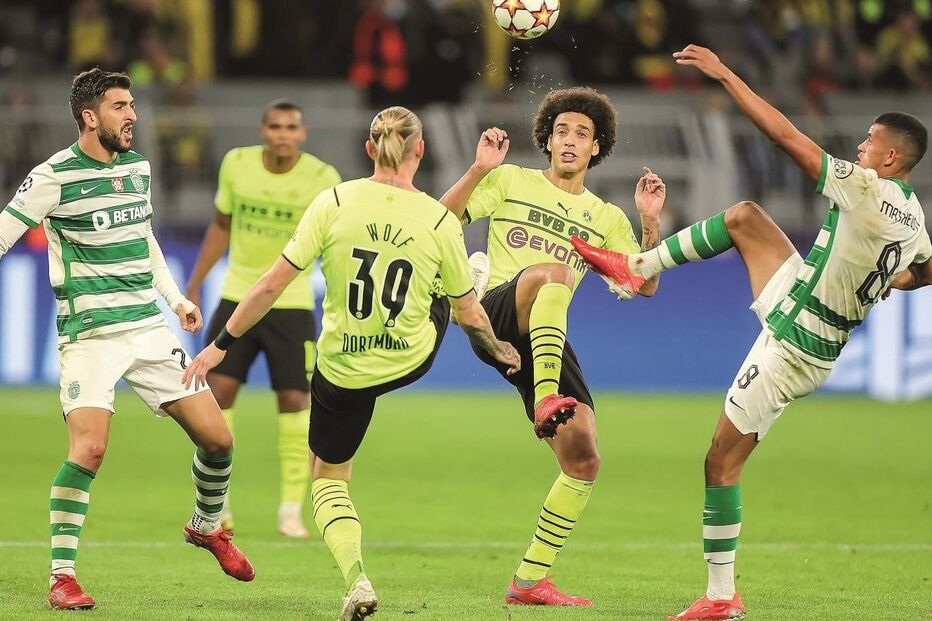 O médio  leonino Matheus  Nunes (dir.) tenta roubar a bola a Witsel e Wolf perante o olhar de Paulinho (esq.) 