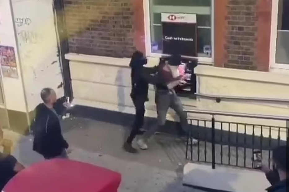 Desacato em frente a uma caixa de multibanco em Londres, Inglaterra