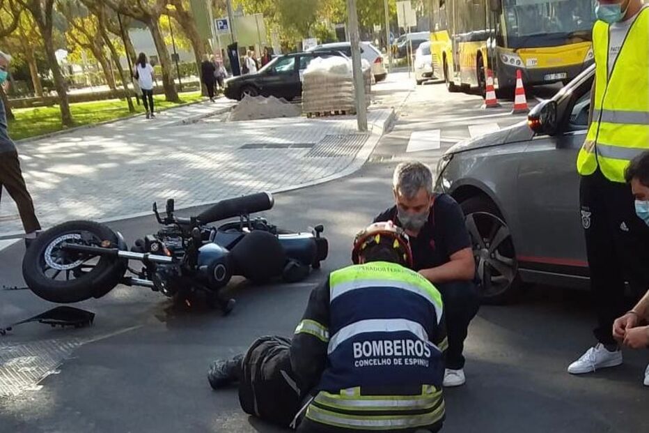 Um ferido em colisão entre mota e carro em Espinho