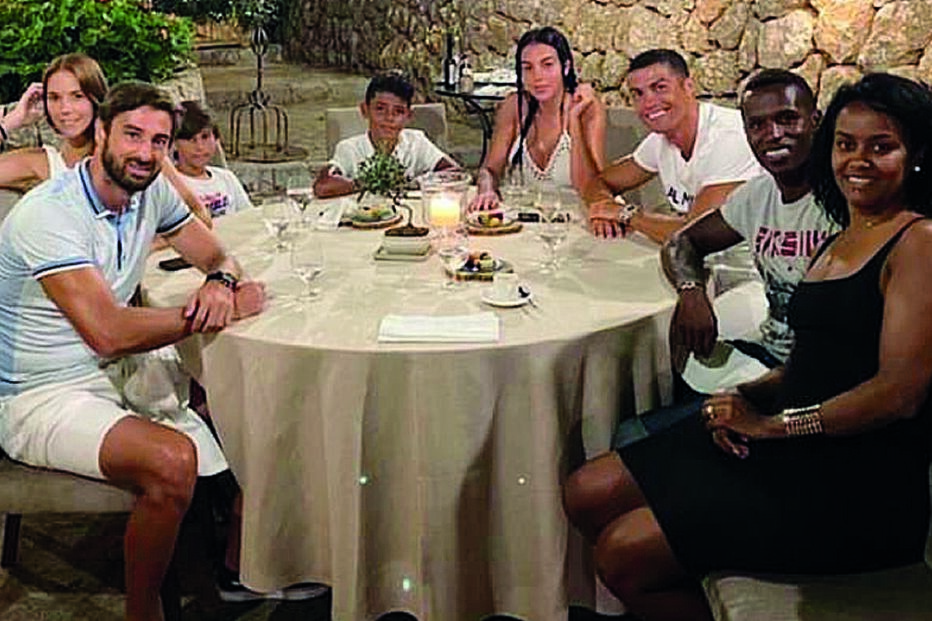 Jogador do V. Setúbal com Cristiano Ronaldo, Georgina e outros amigos