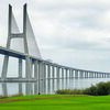 <![CDATA[ Tesla incendeia-se e provoca grande acidente da Ponte Vasco da Gama. Trânsito está cortado ]]>