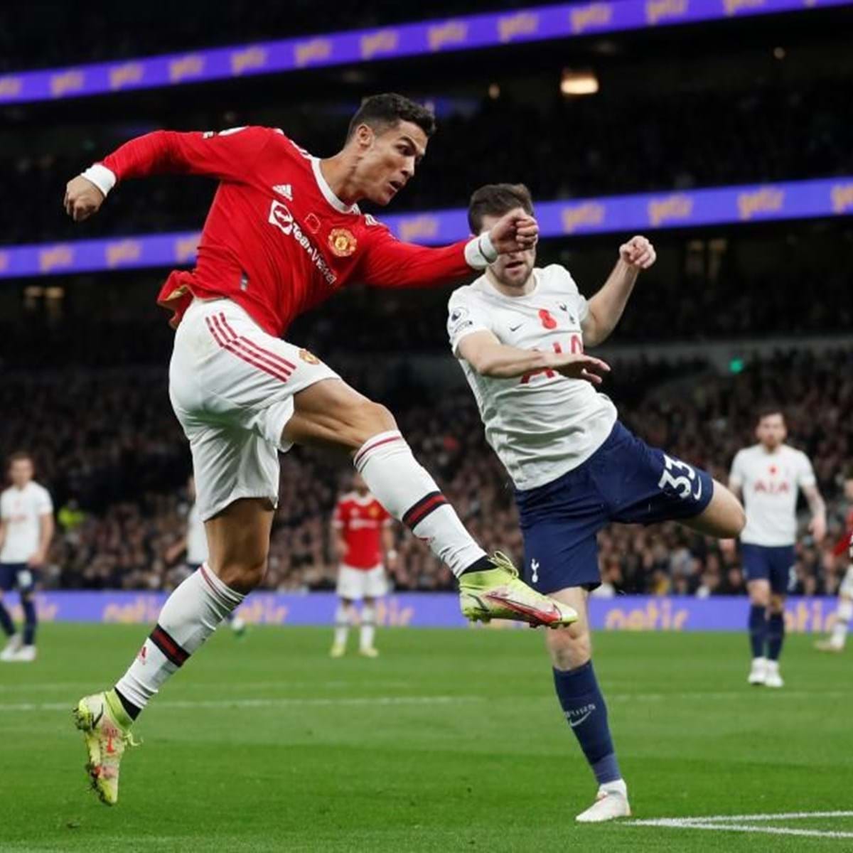 Tom Lockyer, jogador do Luton Town, reage após sofrer uma paragem  cardíaca no relvado