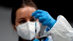 Um ano de vacinação Covid na Europa não afastou receios nem polémicas