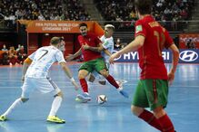 Angel Claudino (C-D), da Argentina, e Santiago Basile (C-E), de Portugal, em ação na final do Mundial de futsal