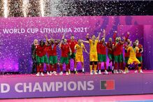 Jogadores da equipa de Portugal celebram a vitória da final do Campeonato do Mundo de Futsal